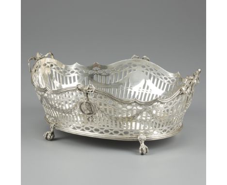 Silver bread basket Louis XVI, Sneek 1911. Oval model in Louis XVI style on claw feet. With openwork gallery sides with engra