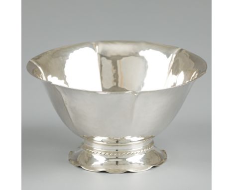 Art Deco bonbon dish, silver. Beautiful Art Deco hammered model with folded lip and twisted rope rim on base between bowl and