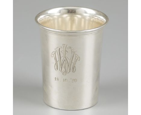 Drinking cup silver. Beautiful cup with engraving in Jugendstil style. The Netherlands, Zeist, Gerritsen &amp; Zonen, 1918, h