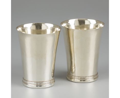 2-piece set of supper cups, silver. A beautiful set, with hammered sides and slightly folded lip. The reinforced foot with ed