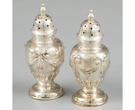 Pepper and salt shakers, silver. Beautiful set of shakers with removable cap and decorated with bow garlands. United Kingdom,