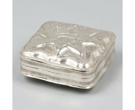 Pill box silver. Gothic style with engraved details. The Netherlands, 1907, hallmarks: lion, Minerva, unclear maker's mark, x