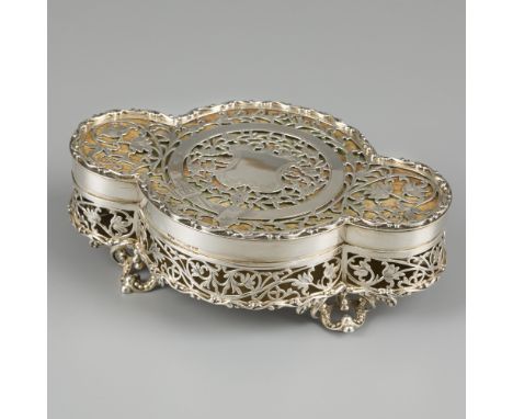 Jewellery box / jewelry box, silver. Beautiful openwork model with flower branch decorations with engraving. The inside of th