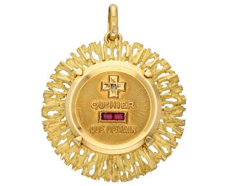 18K yellow gold pendant "plus qu'hier moins que demain" by Augis. Set with two baguette cut synthetic rubies (approx. 2.5 x 1