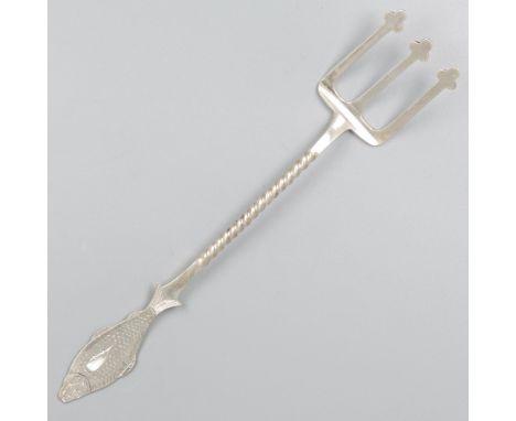 Sardine fork silver. With twisted stem and sardine finial. The Netherlands, Schoonhoven, Jan Boon, 1904, hallmarks: lion, Min