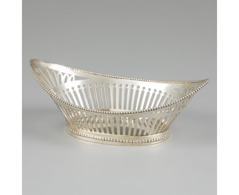 Bonbon / sweetmeat basket silver. Boat-shaped with openwork gallery sides and pearl rims. Netherlands, Voorschoten, J.M. van 