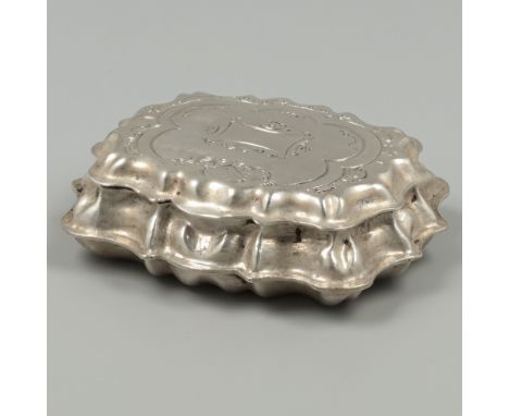 Pill box silver. Rectangular model with lobed shapes and engraved decoration. The Netherlands, Schoonhoven, Willem de Pleijt,
