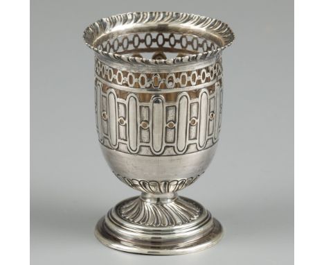 Toothpick vase silver. Model on foot with openwork medallion gallery and repoussé decoration. The Netherlands, 1895, hallmark