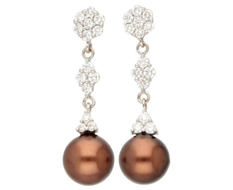 18K White gold earrings set with chocolate Tahiti pearls and diamonds. Two round chocolate Tahiti pearl approx. Ø 9.4 mm of v