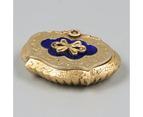 Pill box silver. Beautiful box with blue enamel inlay and gilding. Germany ?, mid 20th century, hallmarks: 925, ZI hallmark. 