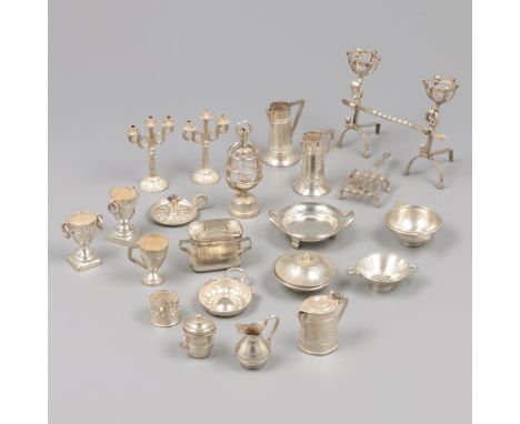 22-piece lot miniatures (France 19th century) silver. Beautiful lot consisting of a.o. jugs, roasting tin, tastevin, sconce, 