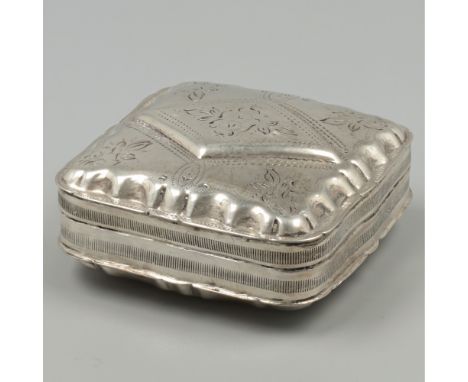 Pill box silver. Square lobed model with engraved Biedermeier style decorations. The Netherlands, 1881, hallmarks: lion, Mine