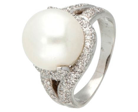 18K white gold diamond ring with South Sea pearl. Large South Sea pearl measuring approx. 12 mm in ornate setting entirely se