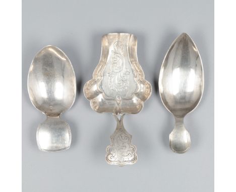 3-piece lot of tea thumbs / tea scoops, silver. Two Empire tea thumbs and a thumb equipped with a raised scalloped rim and en