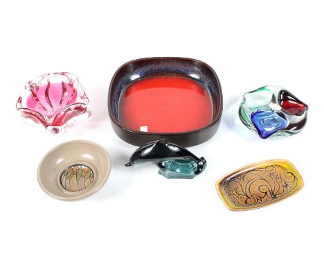 Six assorted mid-century glass and ceramic items. Including Poole Pottery, etc. Max. H11cm