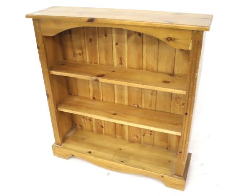 A contemporary pine freestanding bookcase. With a single shelf, raised on bracket supports, H96cm x W90cm x D25cm