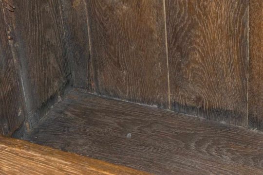 Kleiner Wäscheschrank, eintürig. Eiche. Kassettierte Tür mit aufwändig