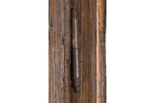 Kleiner Wäscheschrank, eintürig. Eiche. Kassettierte Tür mit aufwändig