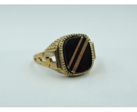 A gent's 9ct gold signet ring having striped panel and moulded shoulders, size Z &amp; approx 4.6g