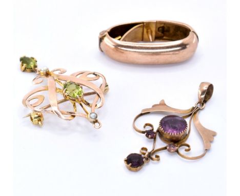 Two 9ct gold Art Nouveau pendants and a scarf / cravat clip. The Edwardian cravat clip of oval form with hinged mechanism mar