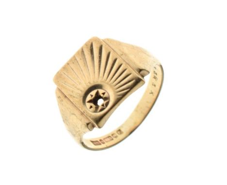 9ct gold gentleman's signet ring, size V, 7.1g approx   Condition: 