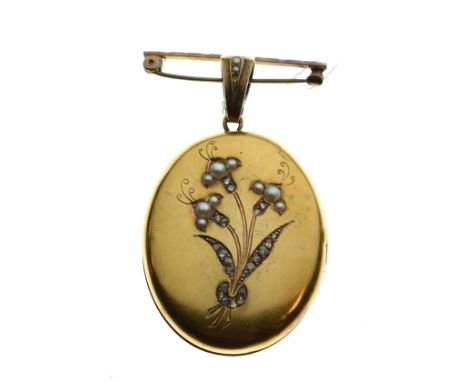 Diamond and seed pearl set oval locket, cased   Condition: 