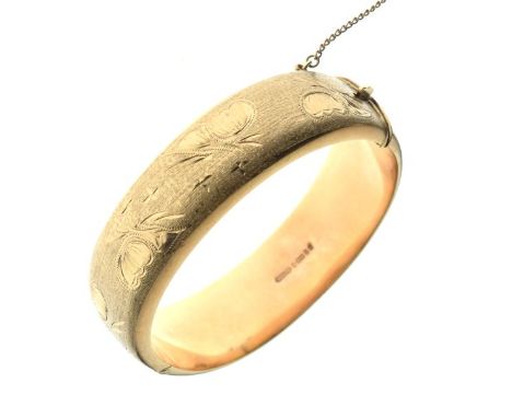 9ct gold snap bangle having engraved decoration, 30g approx   Condition: 