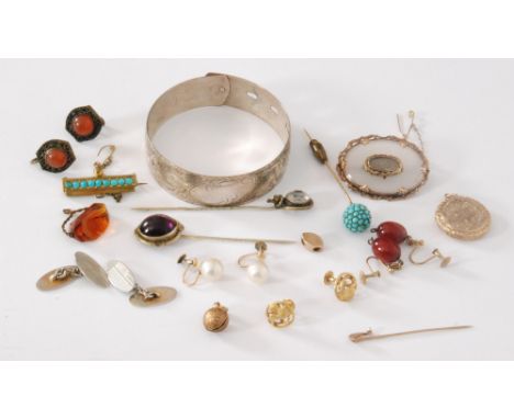 A small parcel lot of jewellery to include paste and turquoise set pin sticks, an oval chalcedony and hair mourning brooch, f