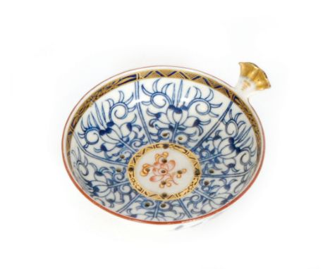 A late 18th to early 19th Century Worcester Royal Lily pattern egg drainer with small shell handle, crescent mark, length 10c