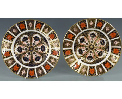 Royal Crown Derby Imari 1128 pattern pair of dinner plates, diameter 27cm