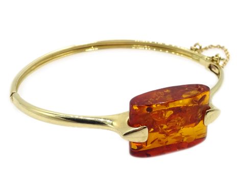 14ct gold (tested) Baltic amber set hinged bangle Condition Report Approx19.2gm, good condition, central amber = 24mm x 16mm