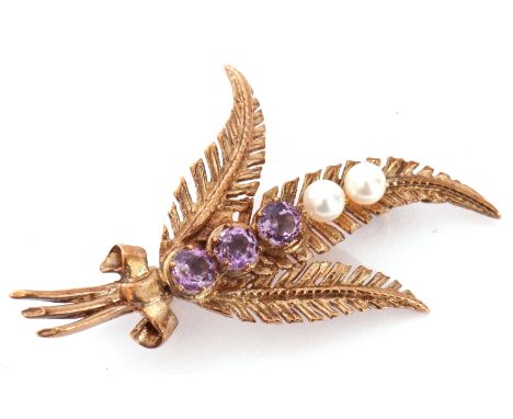 9ct gold amethyst and seed pearl spray brooch, featuring three round faceted amethysts and two small seed pearls, raised on a