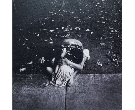 Trent Parke (1971 Newcastle, Australien)o.T. (Zwei Umarmende). Digitalprint auf Photopapier. 15 x 15 cm. Verso signiert und m