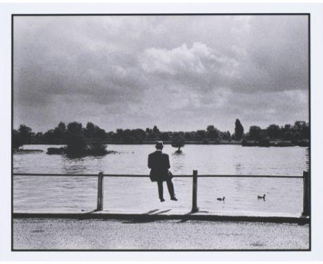 Cornell Capa (1918 Budapest - 2008 New York)Alec Guinness studying his lines. London, England. 1952. Späterer Abzug nach der 