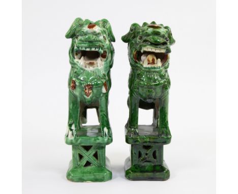 Collection of 2 green glazed ceramic Pho dogsLot van 2 groen geglazuurde keramieken Pho hondenH 25 cm