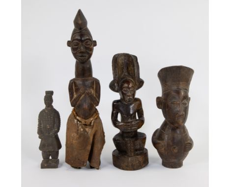 Collection of 3 African wooden figurines and 1 Asian stone figurineLot van 3 Afrikaanse houten beeldjes en 1 Aziatisch stenen