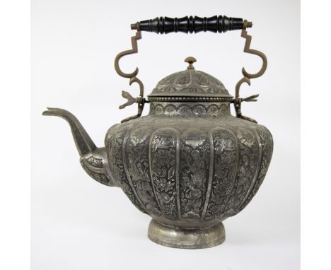Antique Persian teapot with engraved garden scenes and floral motifs, 19th CenturyAntieke Perzische theepot met gegraveerde t