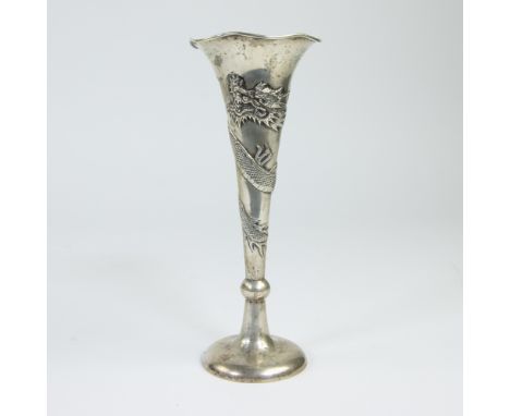 A silver Chinese soliflore vase decorated with a dragon chasing the sacred pearl.Een zilveren Chinees soliflore vaasje versie