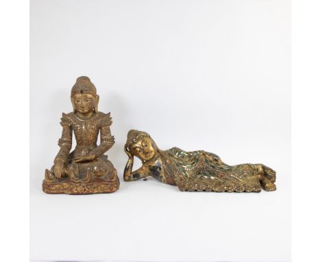 2 gilded wooden figures of Thai BuddhasLot van 2 vergulde houten figuren van Thaise Boeddha'sH 39 cm &amp; 19.5 x 57 x 15 cm