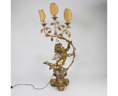 Large gold-plated wooden candlestick with 3 lights and decorated with putto and swinging branch with leavesGrote gedoreerde h