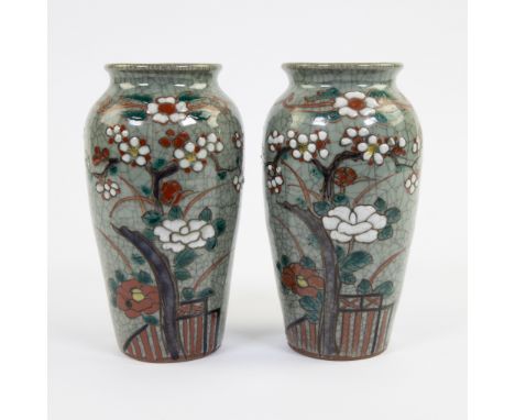 Pair of Japanese enamel vases with floral decor on green crackle backgroundKoppel Japanse geëmailleerde vazen met floraal dec
