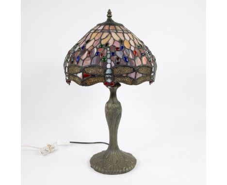 Tiffany style stained glass table lampTafellamp in Tiffany stijl gebrandschilderd glasH 55 cm