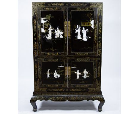 Chinese cabinet decorated with outdoor scenes with figures as well as the inside of the doors, 20th centuryChinese kast versi