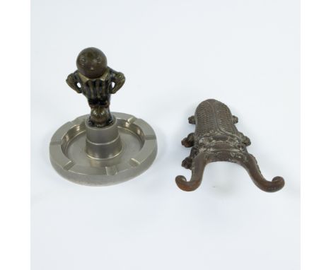 An Art Deco match lighter and a cast iron boot cutter 19th centuryLot Art Deco lucifer aansteker en gietijzeren laarzenknecht