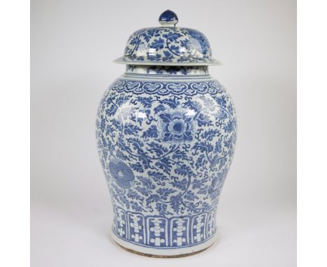 Large blue and white lotus lidded jar, Qing dynasty, possibly Kangxi, 18th/19th century, ChinaGrote blauw-witte lotus dekselp