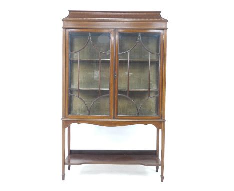 An Edwardian mahogany crossbanded and line inlaid display cabinet, twin glazed doors enclosing two shelves, velvet lined inte