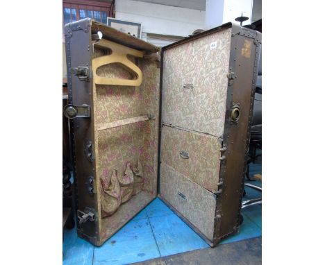 TRAVELLING TRUNK