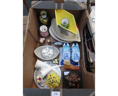 SUNDRY CERAMICS INCLUDING MOORCROFT, WEDGWOOD AND CARLTONWARE, ETC. 