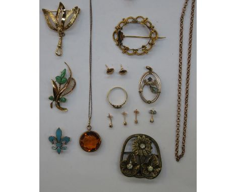 PARCEL OF GOLD AND GOLD COLOURED JEWELLERY INCLUDING BROOCH, NECKLACE, PENDANT, RING, EARRINGS AND LONG CHAIN, ETC. 