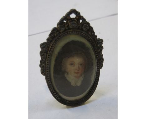 SMALL VICTORIAN STYLE MINIATURE PORTRAIT IN OVAL FRAME 